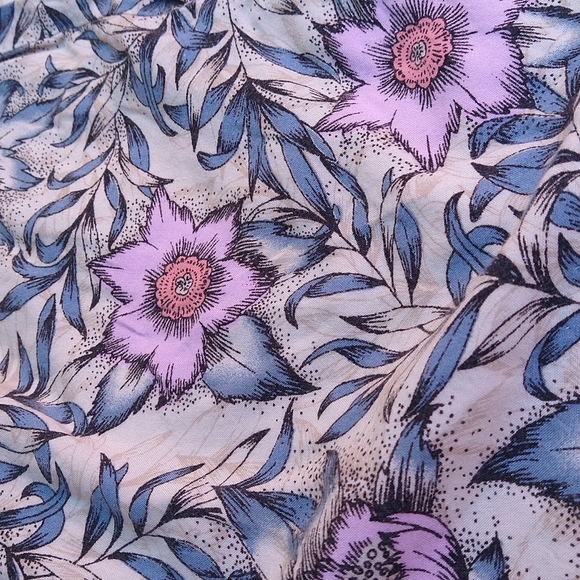 SIZE 8: H&M FLORAL SHORTS - Picture 5 of 5